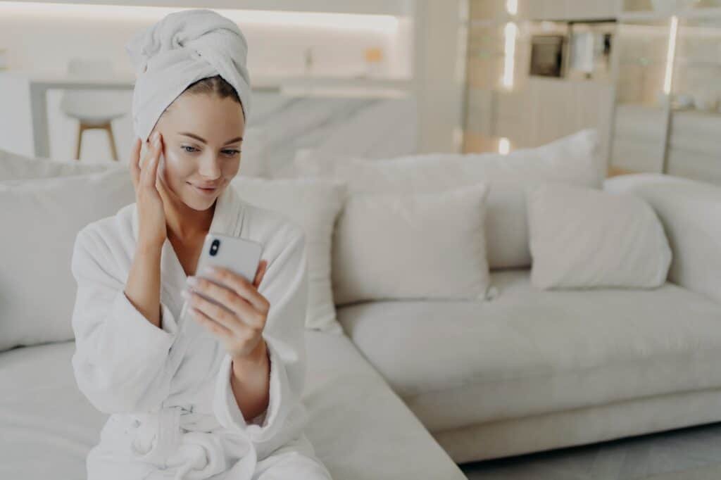 Niacinamide øker hudens immunforsvar, forbedrer fuktighetsbalansen, jobber på rødhet og ujevn hudtone, regulerer talgproduksjonen, reduserer hyperpigmenteringer og minimerer linjer og rynker