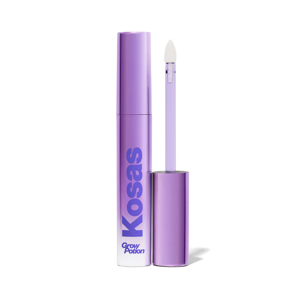 Kosas GrowPotion Fluffy Brow + Lash Boosting Serum er en serum som gir øyenbryn og vipper næring og styrke. Den inneholder en blanding av planteekstrakter og peptider som stimulerer hårvekst og forbedrer tekstur og fylde. Serumet er også beriket med hyaluronsyre og panthenol som gir fuktighet og styrker hårstråene. Kosas GrowPotion Fluffy Brow + Lash Boosting Serum er en vegansk og cruelty-free formel som gir deg naturlig vakre øyenbryn og vipper.