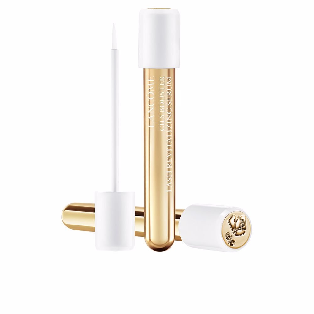 Lancôme Cils Booster Lash Revitalizing Serum er en innovativ formel som gir næring til vippene og gir dem en revitalisert og sunn utseende. Dette serumet er beriket med vitamin E og arginin, som hjelper til med å styrke og beskytte vippene mot skader og brudd. Det gir også en umiddelbar fylde og lengde til vippene, og forbedrer effekten av mascara. Med regelmessig bruk vil vippene bli mykere, sterkere og mer voluminøse. Gi vippene dine den ultimate pleien med Lancôme Cils Booster Lash Revitalizing Serum.