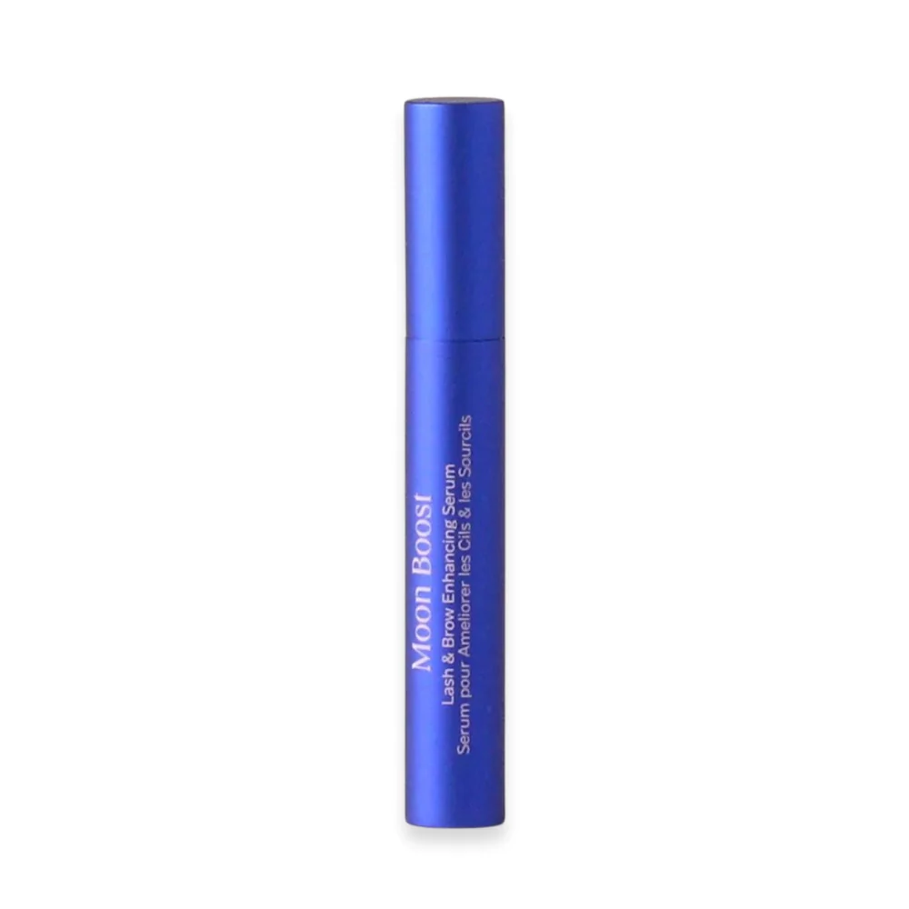 Luna Nectar Moon Boost Lash & Brow Enhancing Serum er en kraftig formel som gir næring til vipper og bryn for å gi dem et fyldigere og sunnere utseende. Den er laget med naturlige ingredienser som er skånsomme for huden og kan brukes på daglig basis. Serumet inneholder peptider, aminosyrer og vitaminer som hjelper til med å styrke og beskytte hårstråene, samtidig som de stimulerer vekst. Ved å bruke dette serumet regelmessig vil du oppleve mer definerte og fyldigere vipper og bryn.