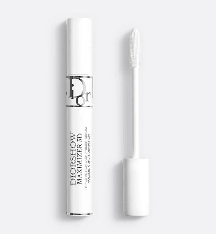 Diorshow Maximizer 3D Lash Primer Serum er en primer som gir vippene dine en tredimensjonal effekt. Den forbedrer vippens lengde, volum og krumning, og gjør at mascaraen sitter bedre og varer lenger. Den inneholder også en pleiende formel som styrker og beskytter vippene. Med Diorshow Maximizer 3D Lash Primer Serum får du en dramatisk og intens øyemakeup som varer hele dagen.