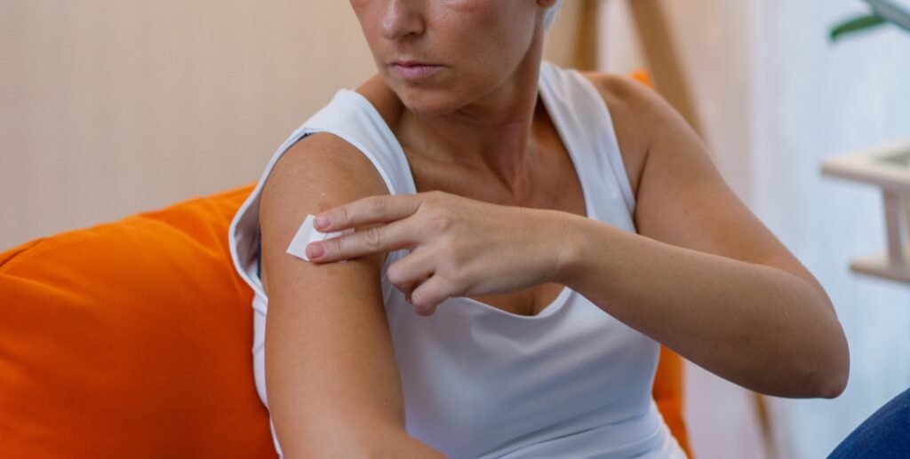 Bilde av dame som slapper av hjemme med plaster.
