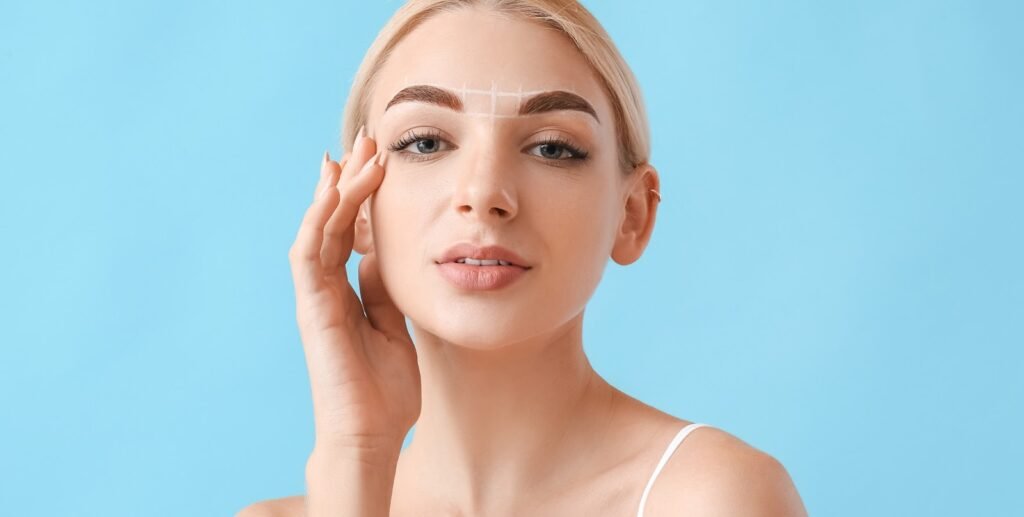 Bilde av dame som skal få få microblading-prosedyren.