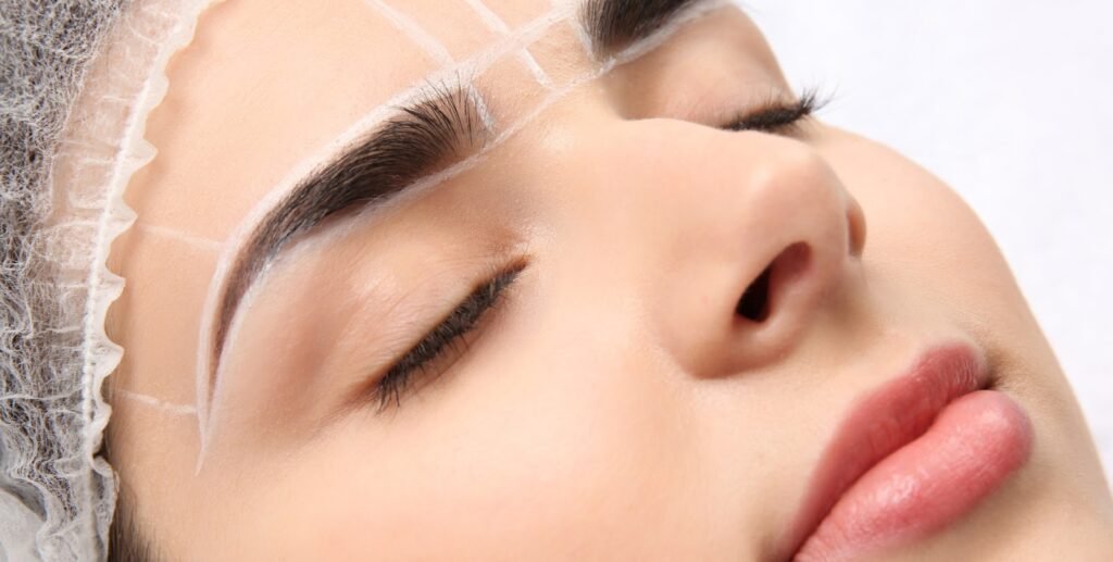 Bilde av dame som skal få microblading behandling.
